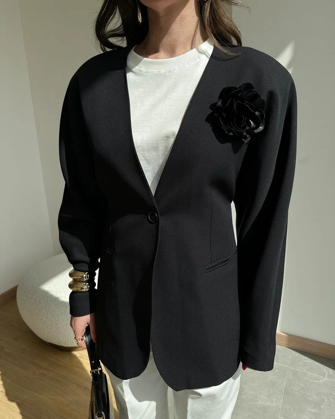 Blazer noir sans col doté d'une broche