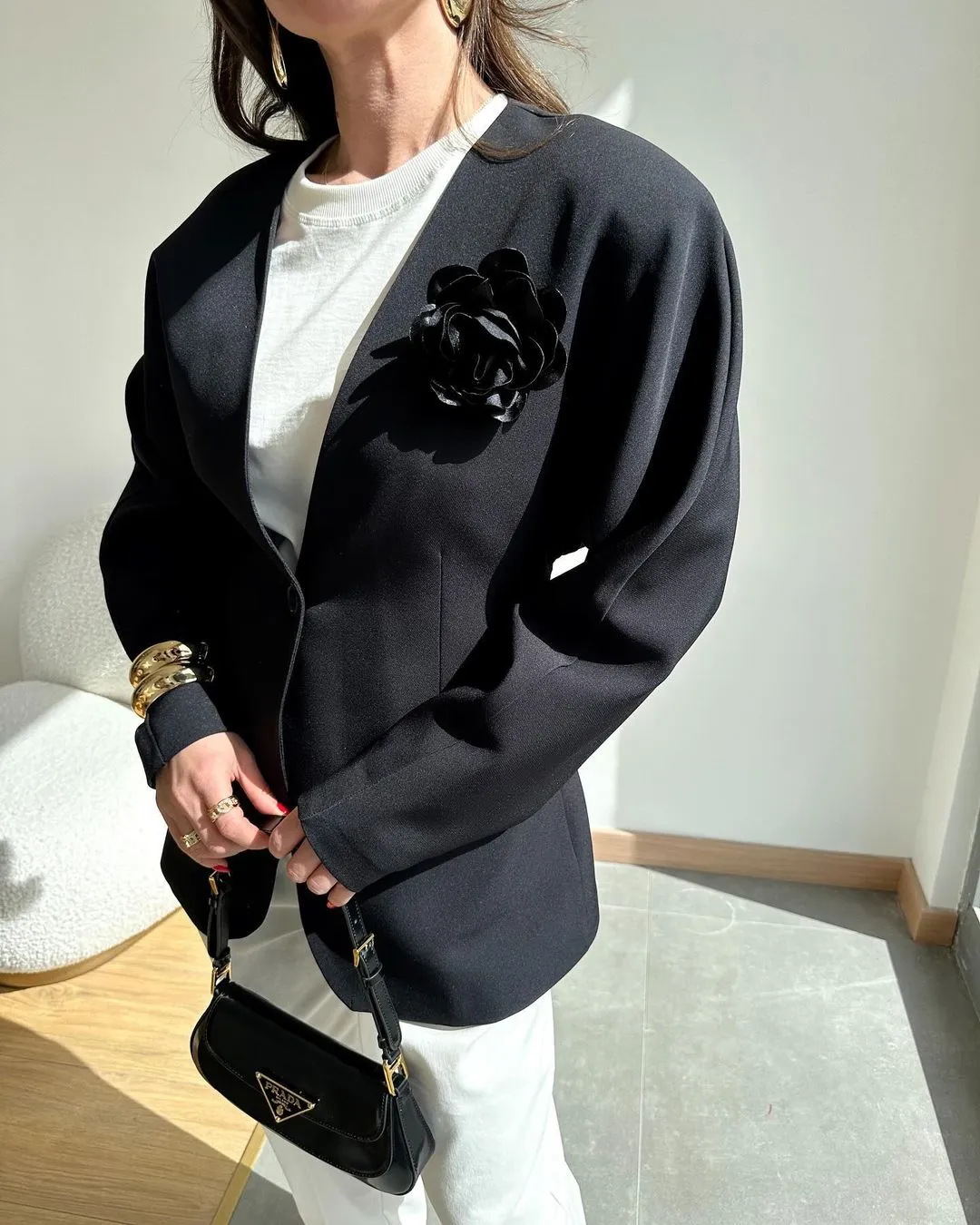 Blazer noir sans col doté d'une broche