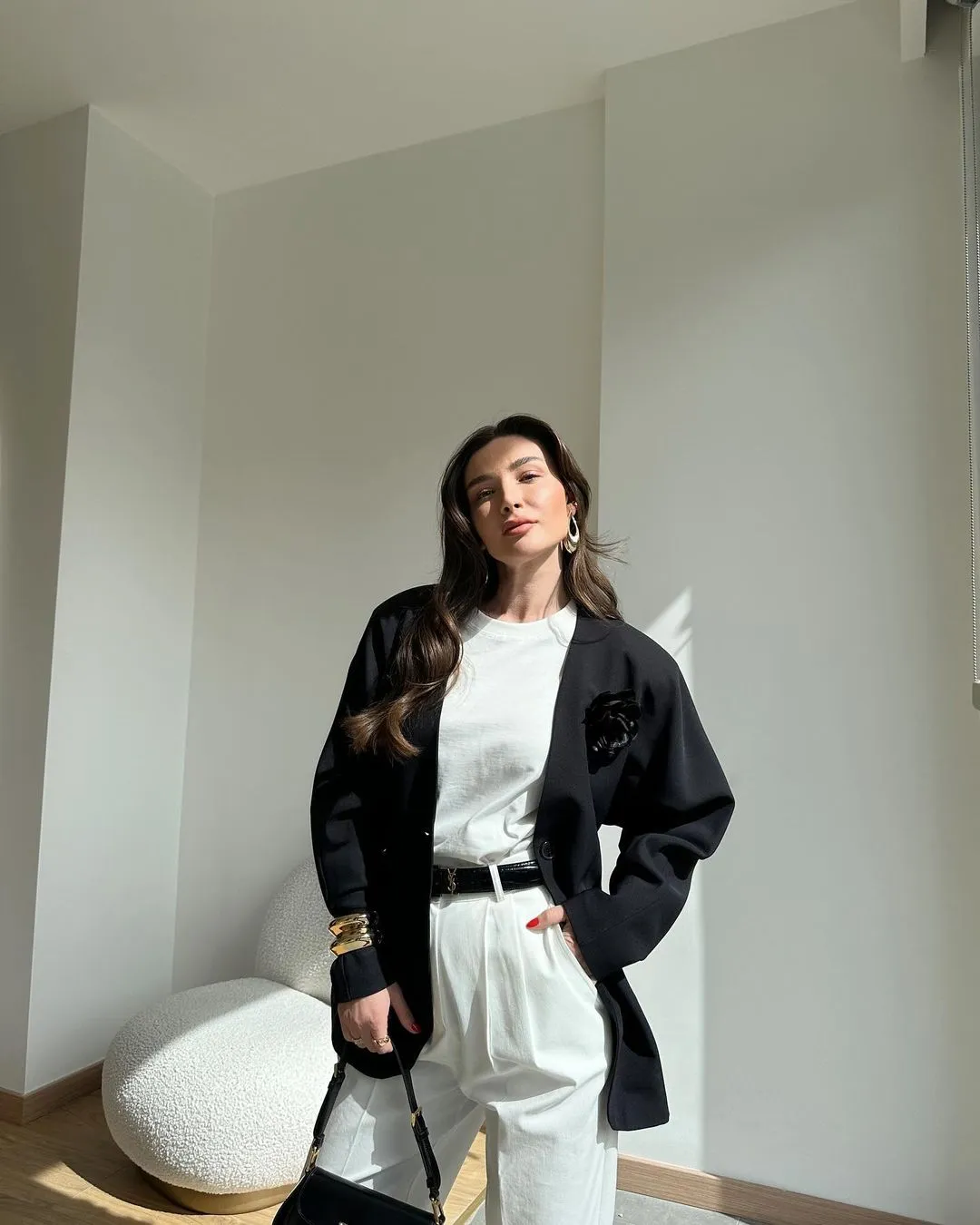 Blazer noir sans col doté d'une broche