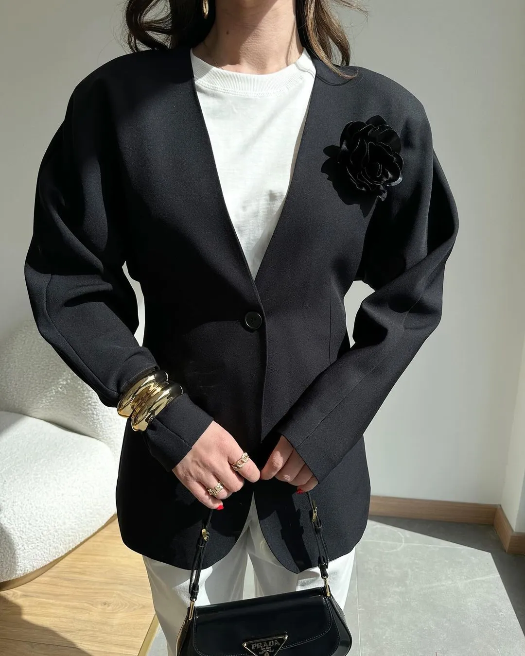 Blazer noir sans col doté d'une broche