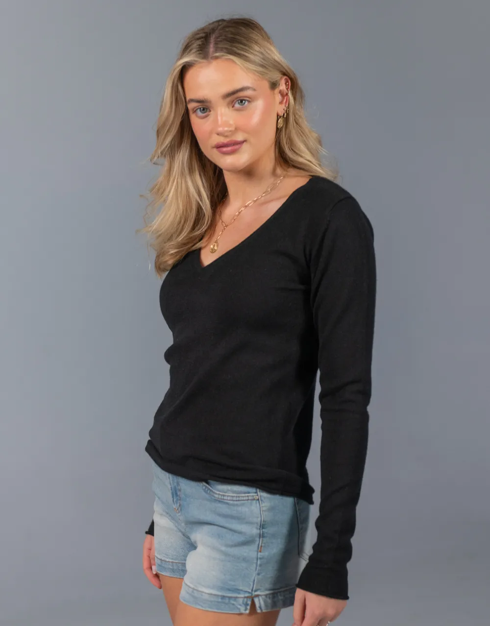 Cropped V Neck Cashmere Sweater in Black